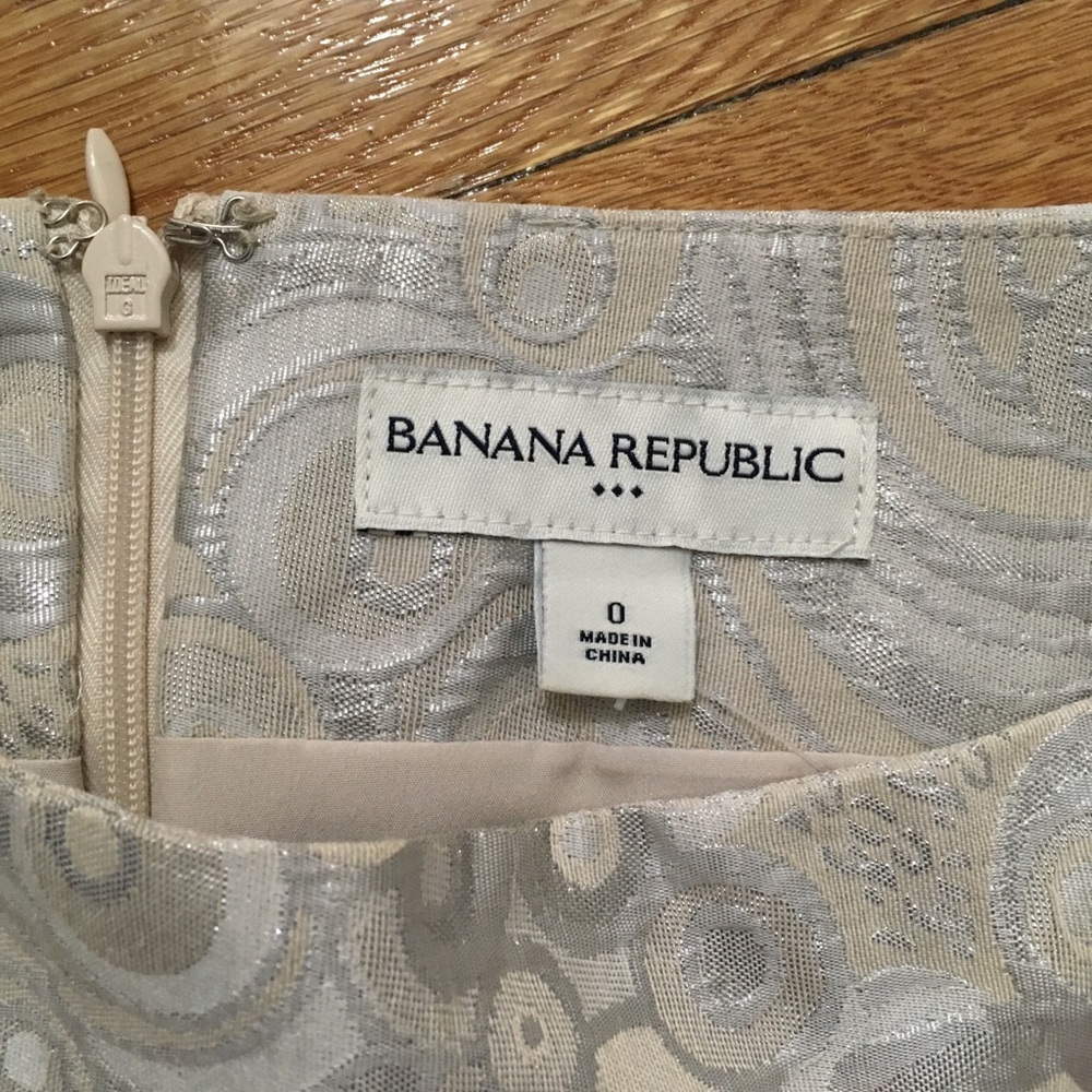 Beautiful silver/white mini skirt Banana Republic - Picture 4 of 7